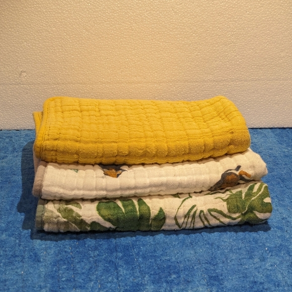Mustard yellow burp cloth - Picture 5 of 5